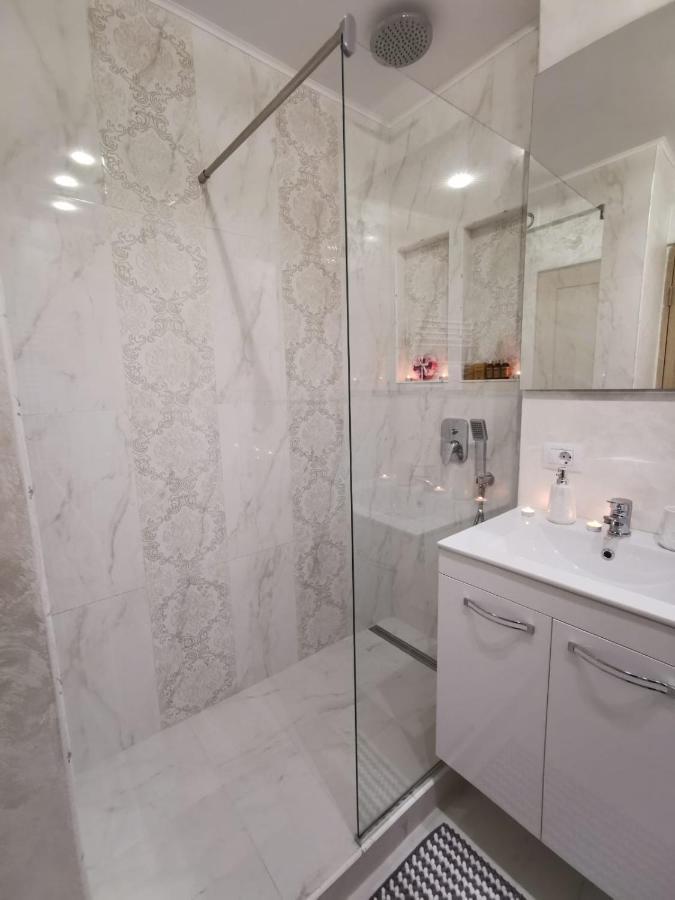Apartament Gold Luxury Apartment Tirgu Ocna Bagian luar foto